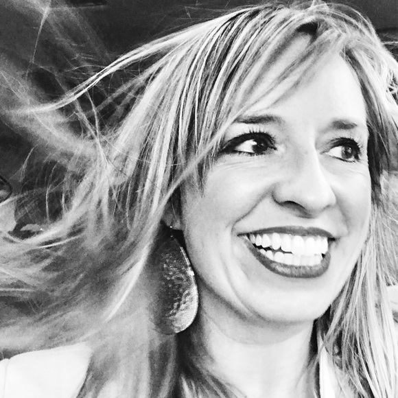 Karlie Belle⭐️POSH AMBASSADOR⭐️TOP-RATED SELLER - Picture 2 of 2